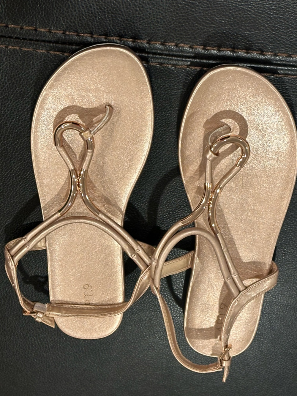 Apt. 9 Workload Women's Sandals Rose Gold Size 10 Thongs Metallic worn once